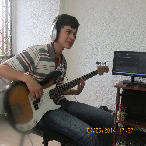 DANIEL BEJARANO (15 AÑOS) TERCER NIVEL DE BAJO