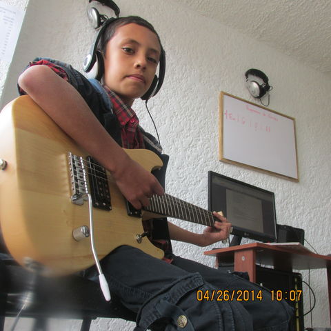 NICOLAS HERNANDEZ (10 AÑOS) TRECEAVO NIVEL DE GUITARRA ELECTRICA